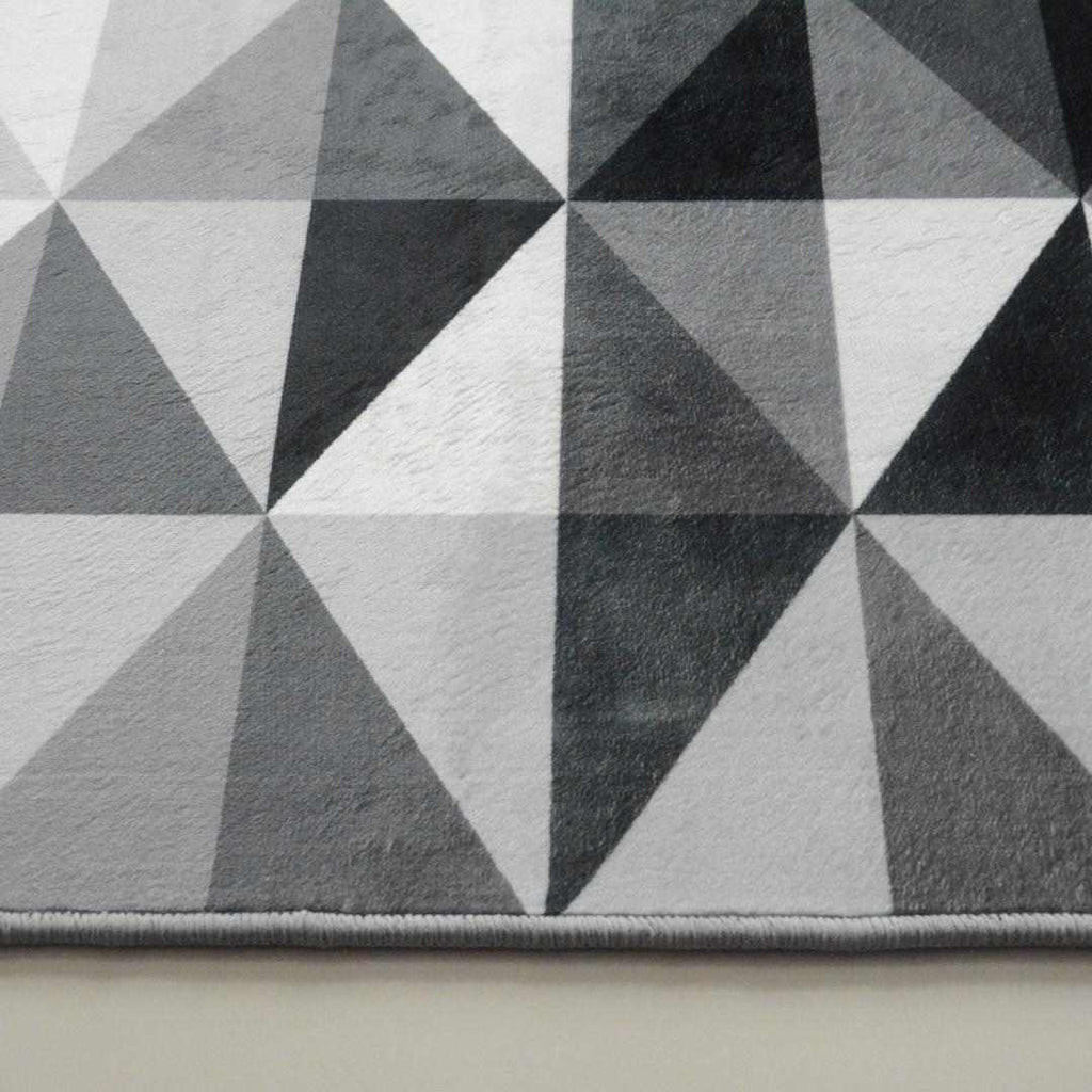 Geometric Polyester 2 x 5 Ft Machine Made Carpet (Black & White)