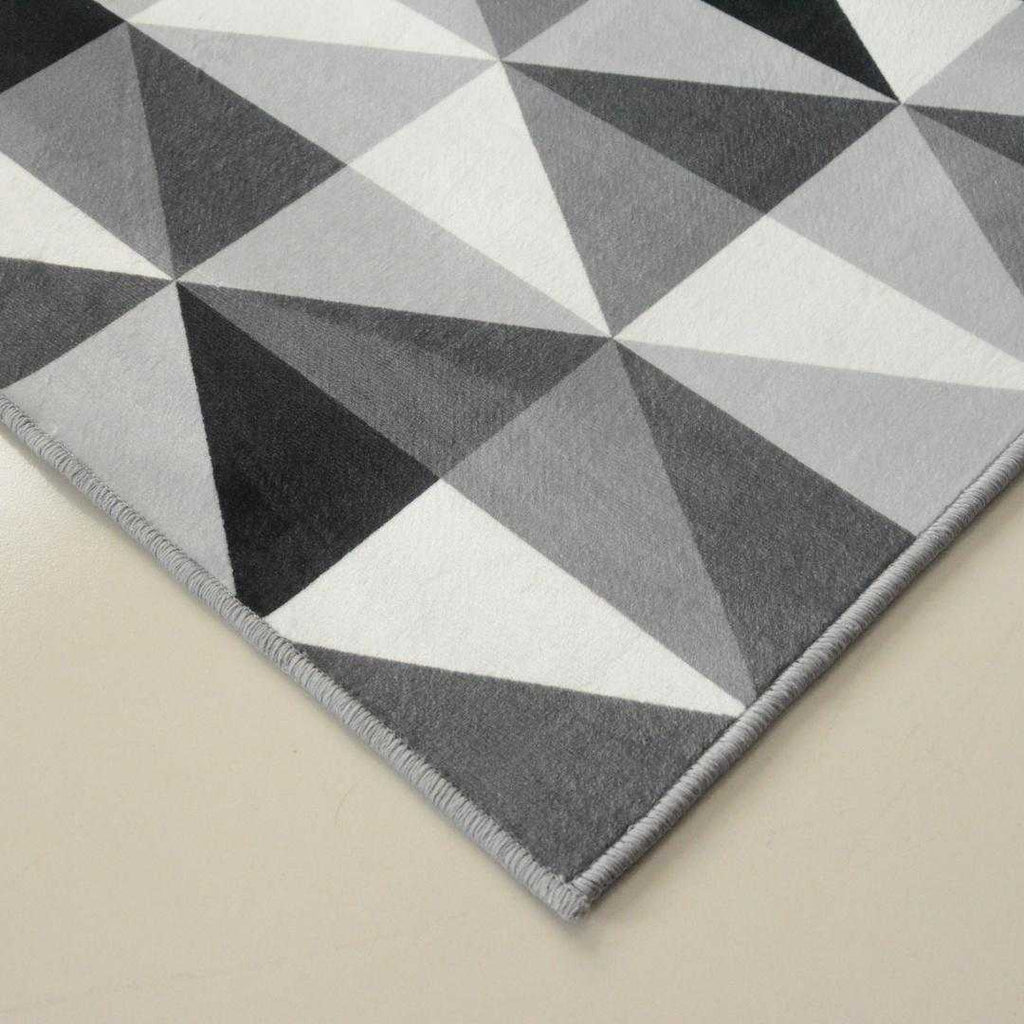 Geometric Polyester 3 x 5 Ft Machine Made Carpet (Black & White)